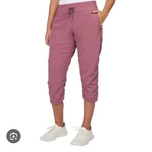 Kirkland Signature Ladies Active Capris Pink Size Large Stretch Casual Pants